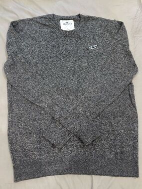 Gray Hollister sweatshirt